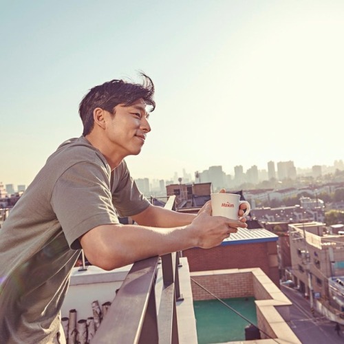 mykinggongyoo:  skyteamstudio:  Cool Gong Yoo!! D #skyteam #studio #NonHyun #SkyTeam Studio #GongYoo