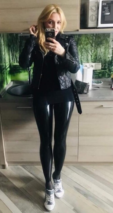 latexleggings: Pullover hochziehn und raus zum Einkaufen