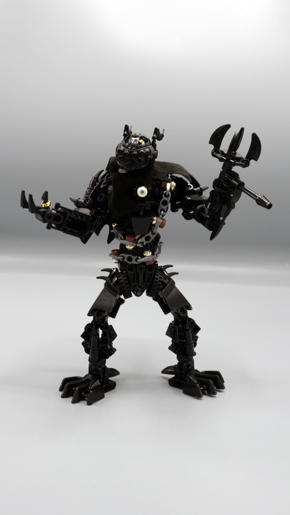 Peduik is a member of the Order of Mata Nui mutated by Hordika Venom, formerly spying on the Brother