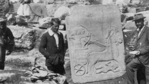 intothebeautifulnew:T.E. Lawrence (Lawrence of Arabia) (left) and Leonard Woolley on an archaeologic