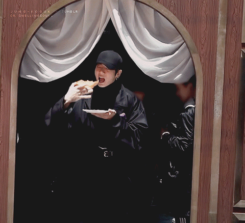 Its Always Food Time Hehe (cr. Dwellingsouls)