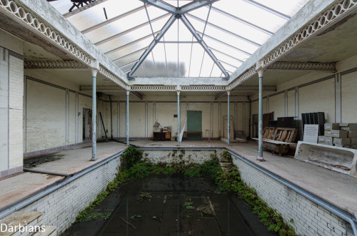 darbians:  A large abandoned spa hotel and council offices in the UK. Check out the link below for lots more pics from here….Buxton Crescent