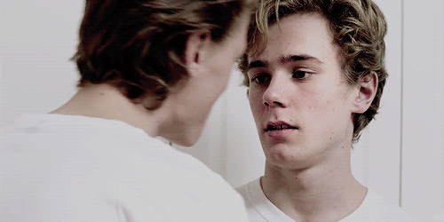 stardefiant:evak + 3 times even totally had his hands on isak’s waist