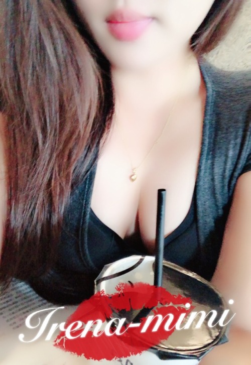 irena-mimi: 接近晚餐時間了 Irenaの湯粉們這個週末假期過得如何呢？ 走到哪就找機會露到哪的心情真令Mimi感到害羞又興奮 Irena就是要跟旁邊的陌生男子坐越近越興奮～ 湯粉們有想過嗎