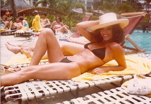 vintage-soleil:Joan Collins, 1976