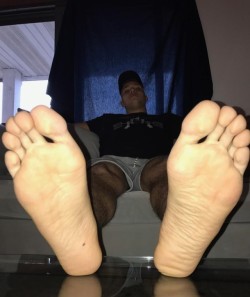 dudefeetslave: Stare at the feet.Go into