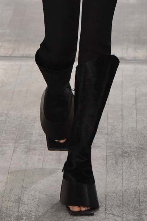 Trendy Shoes for FW21: Early 2000′s Lady Gaga style inspired. Horse-hoof shoeboot at Dion Lee Fall 2