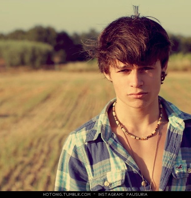 those-cute-boys:  2822leroy:  hotonig:  @pausuria  Please be gay. http://2822leroy.tumblr.com/