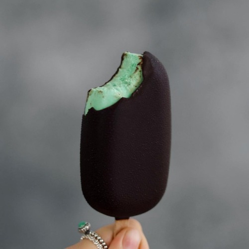 fitandhealthys: letscookvegan:  Choc-Mint Nicecream Popsicle by @healthandfitnessbyemma  What You&rs