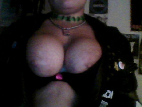 wicked-pissahh:  bra’s too small. here are my boobs