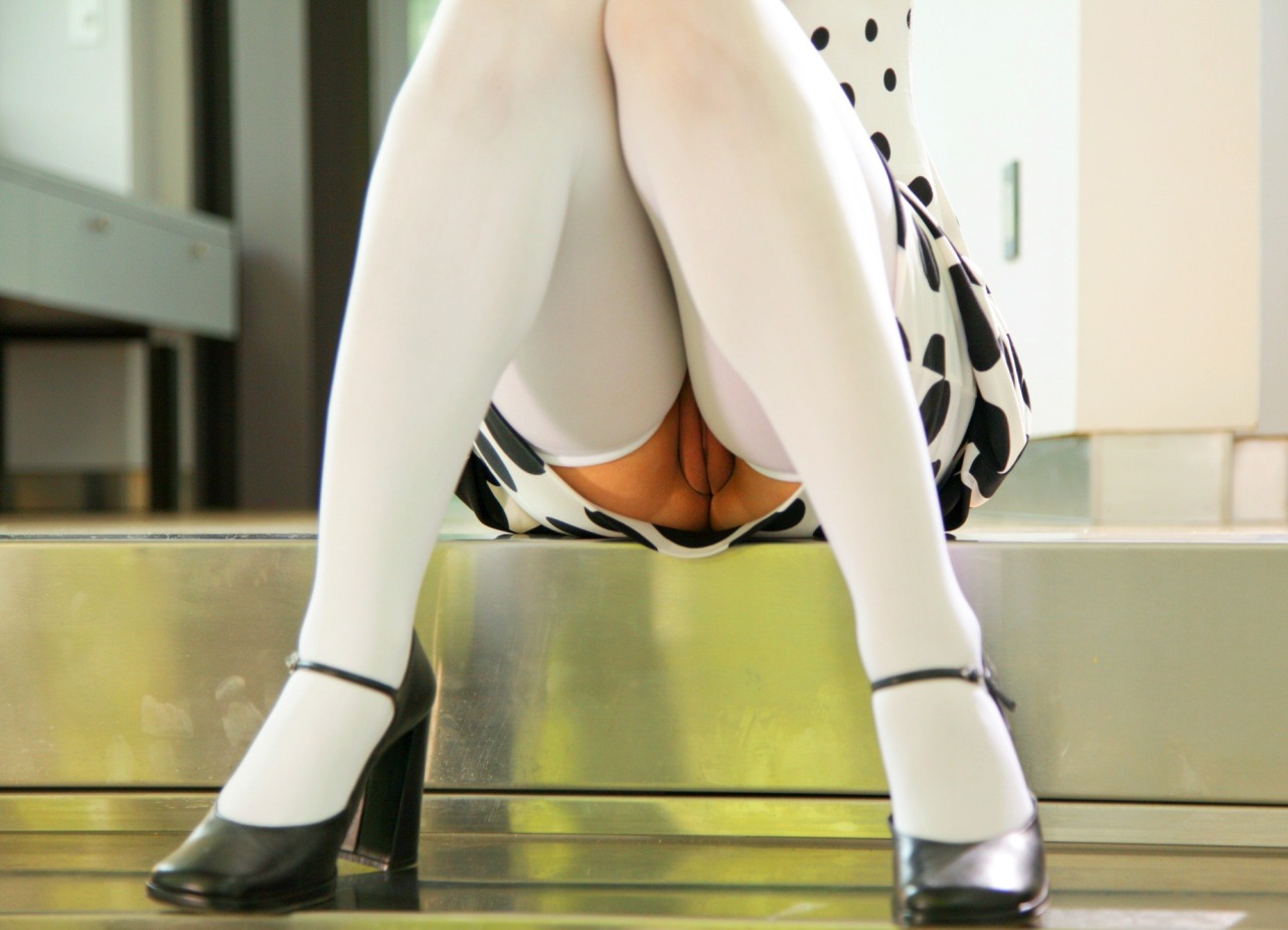 divinepeeks: Teasing commando clam