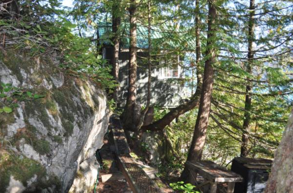 househunting:  $397,000/treehouse cabinPitt Lake, BC  BROSTON THIS IS A DREAM