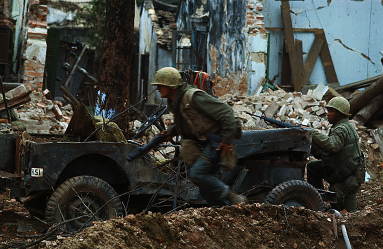 peerintothepast:  warinvietnam:  Marines in Hue, 1968.  #USMC 