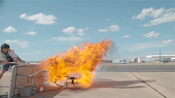 sizvideos:  Pouring water on boiling oilVideo