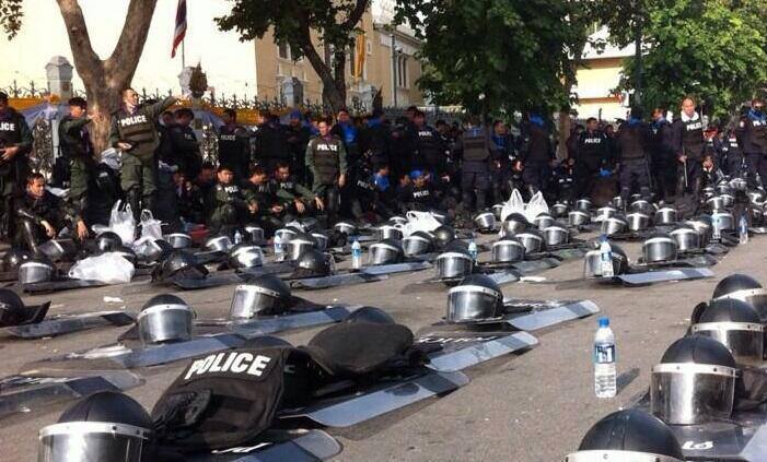 fullpraxisnow:  Police In Thailand Lay Down Vests and Barricades In Solidarity With