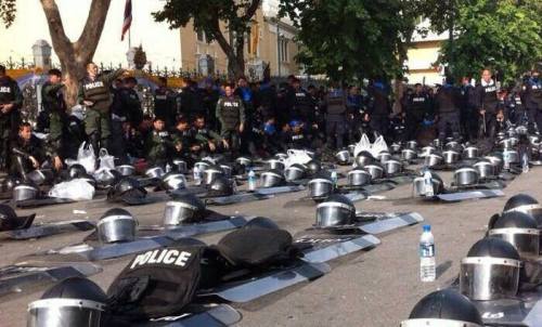 ctron164:fullpraxisnow:Police In Thailand Lay Down Vests and Barricades In Solidarity With Protestor