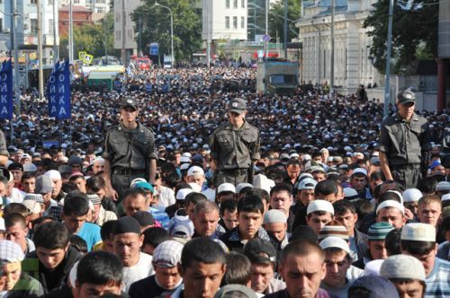 Eid al-Fitr 2012 Prayers in Moscow, Russia From the Collection: Photos of Male Muslims Praying (Performing Salah)
Originally found on: golden-crescent