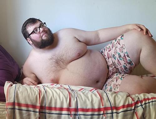 cubdar: smutsandalsobutts: Just lounging around, completely casual-like! Just absolutely gorgeous. ❤