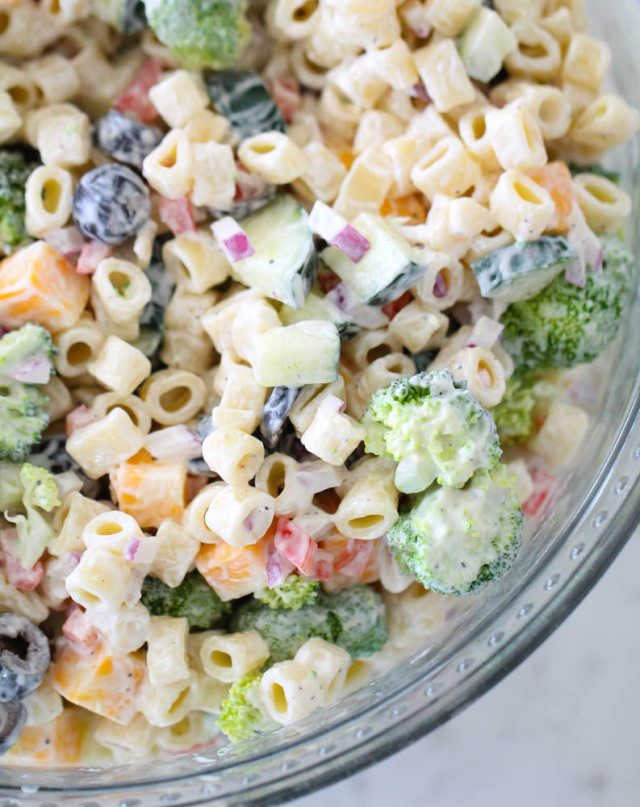 How to make the best creamy pasta salad with an easy Creamy Pasta Salad and crisp colorful vegetables?Get the recipe!Source : sixsistersstuff #creamy#pasta#salad#sixsistersstuff