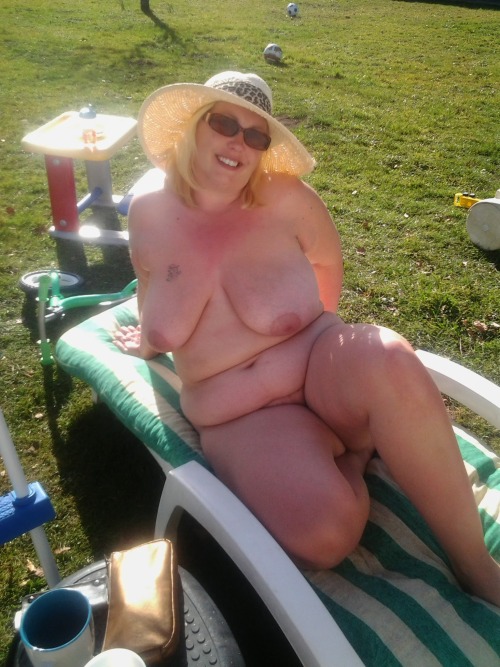 frenchfancy69:  SUN IS OUT SO THE BOOBS COME OUT  !! 