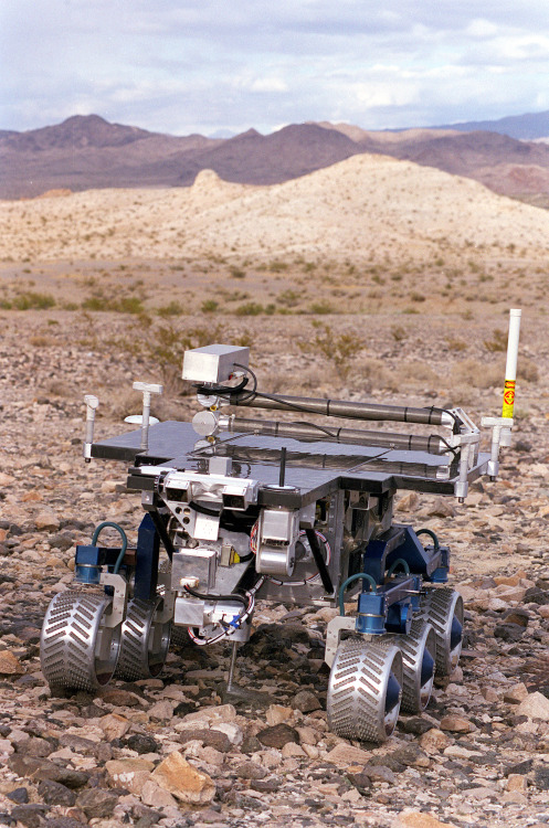 The Field Integrated Design and Operations (FIDO) rover is being used in ongoing NASA field tests to