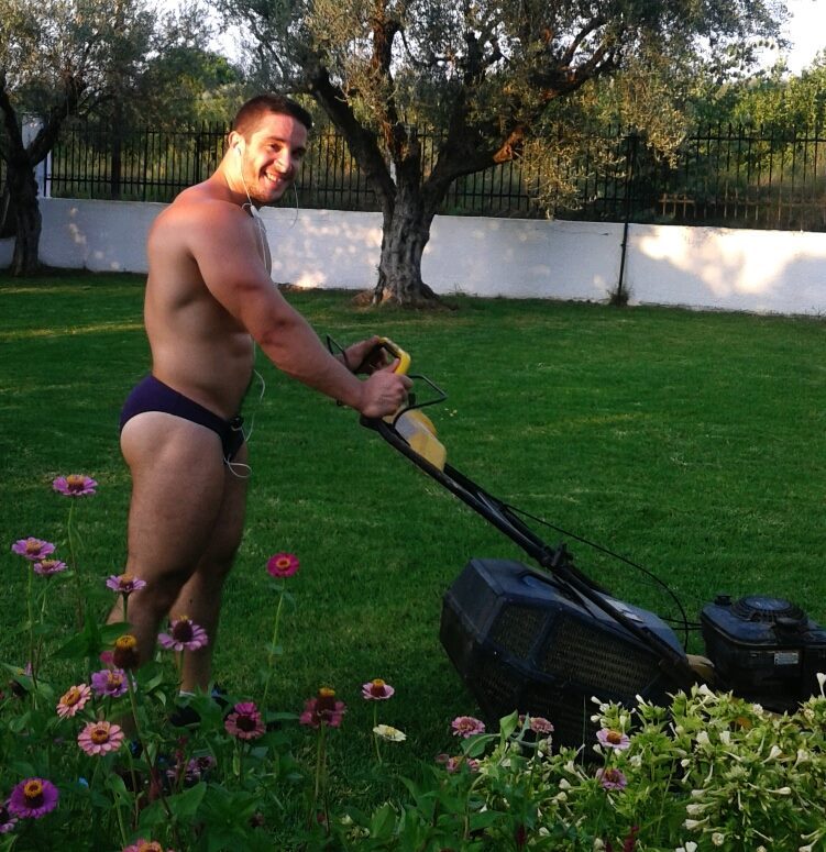 aworldofmenz:  whitepapermuscle:  Steve Papas Raider   A World of Menz
