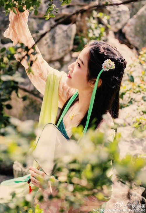 changan-moon: Traditional Chinese clothes, hanfu. Photography by 吃货娃娃