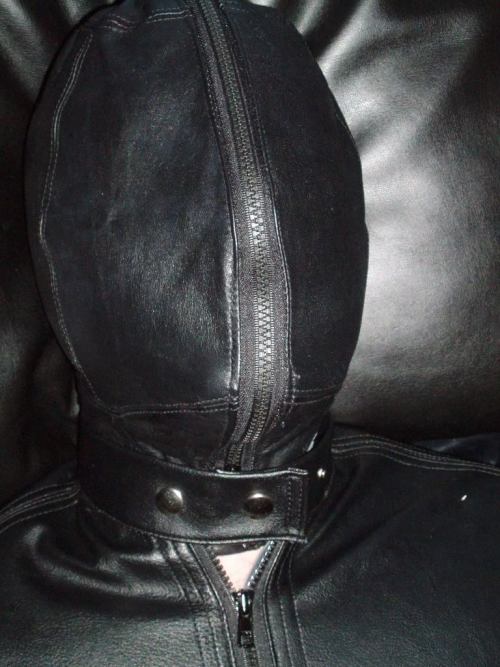 jessica-loves-leather: 46leatherlover:totally encased