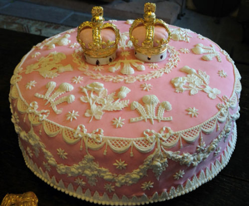 ein-bleistift-und-radiergummi - This impressive Twelfth Cake, is...