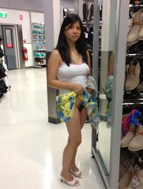 XXX chinesewife:  Flash her pussy at k-mart, photo