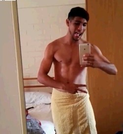 omar-coleccionistadevergas:  No mamen, este pinche Gonzalito es todo un papi, se ve que está bien sabroso el cabrón y esa tremenda vergota que se carga, se ve deliciosa… Lo que daría por ser su puta aunque sea una noche