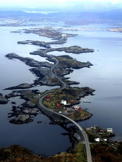 thelureoffantasies: toocooltobehipster: Atlantic Road, Norway I want to go.