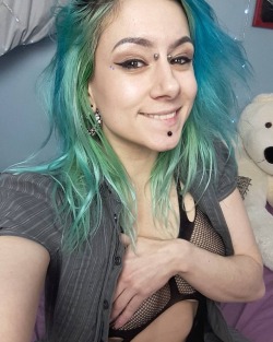 Average dirtbag chic #canadianlady #piercedgirls #punky #arcticfoxhaircolor #colourfulhairdontcare #handbra #cammodel #camlife #bestsmile