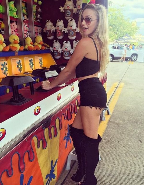 babes-in-shorts:  Babe In Shorts http://babes-in-shorts.tumblr.com/