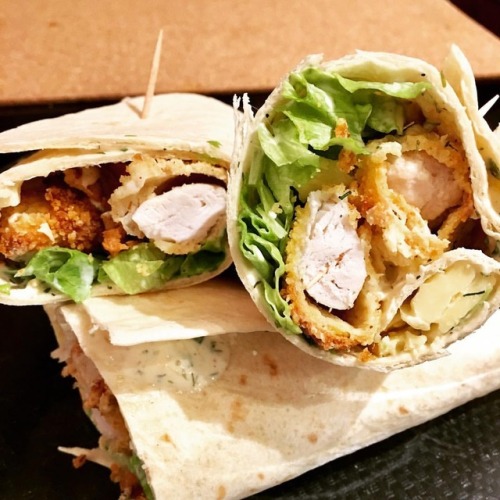 Chicken Wraps with ranch dressing from scratch. I was craving for fast-food so i prep’ those to celebrate my first day of mat leave.
Homemade ranch sauce is super simple to make, do you want the recipe ?? #homemade #fromscratch #bamix...