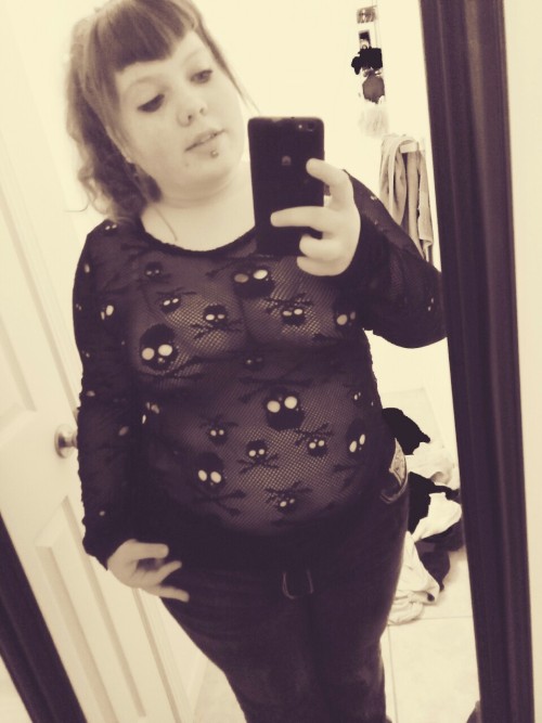 puhpii:  I’m underdressed nd feeling cute.  Cuz I can :3 