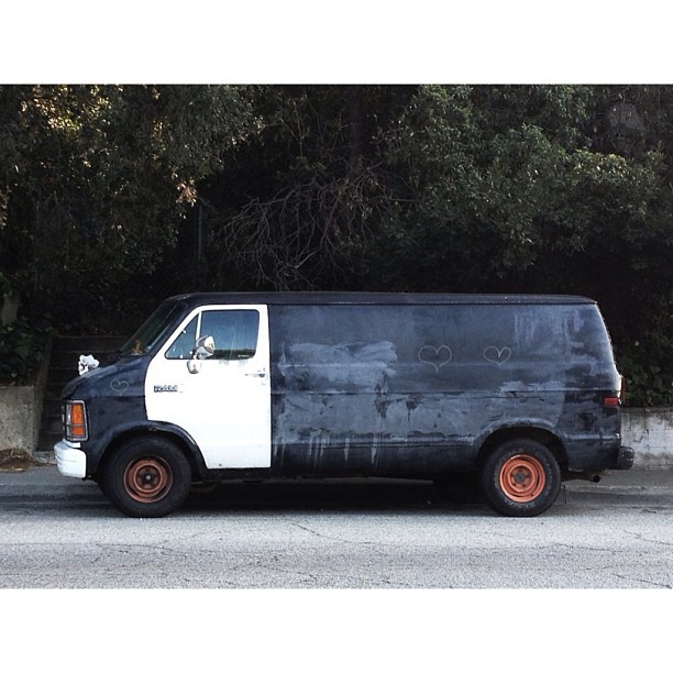 Dodge Ram with crayon hearts and human skull on the hood. South Pasadena CA #van #kidnappervan #dodge #ram #dodgeram #blackandwhite #skull #california #southpasadena #pasadena (at Train Tracks @ Monterey & Pasadena)