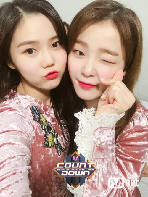 @MnetMcountdown: 1월 둘째 주! #엠카운트다운 최초 공개 주인공 #오마이걸 소녀소녀의 #비밀정원~이 오늘 저녁 6시 #엠카 무대 위 활짝 열립니다! 마음을 간질간질하