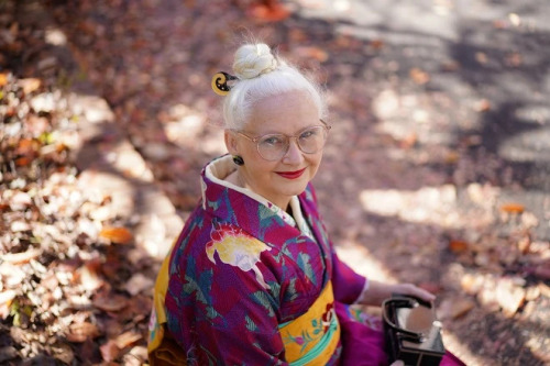 Dr. Sheila Cliffe is a Japan-based British-born woman who wears kimono daily. She fell in love with 