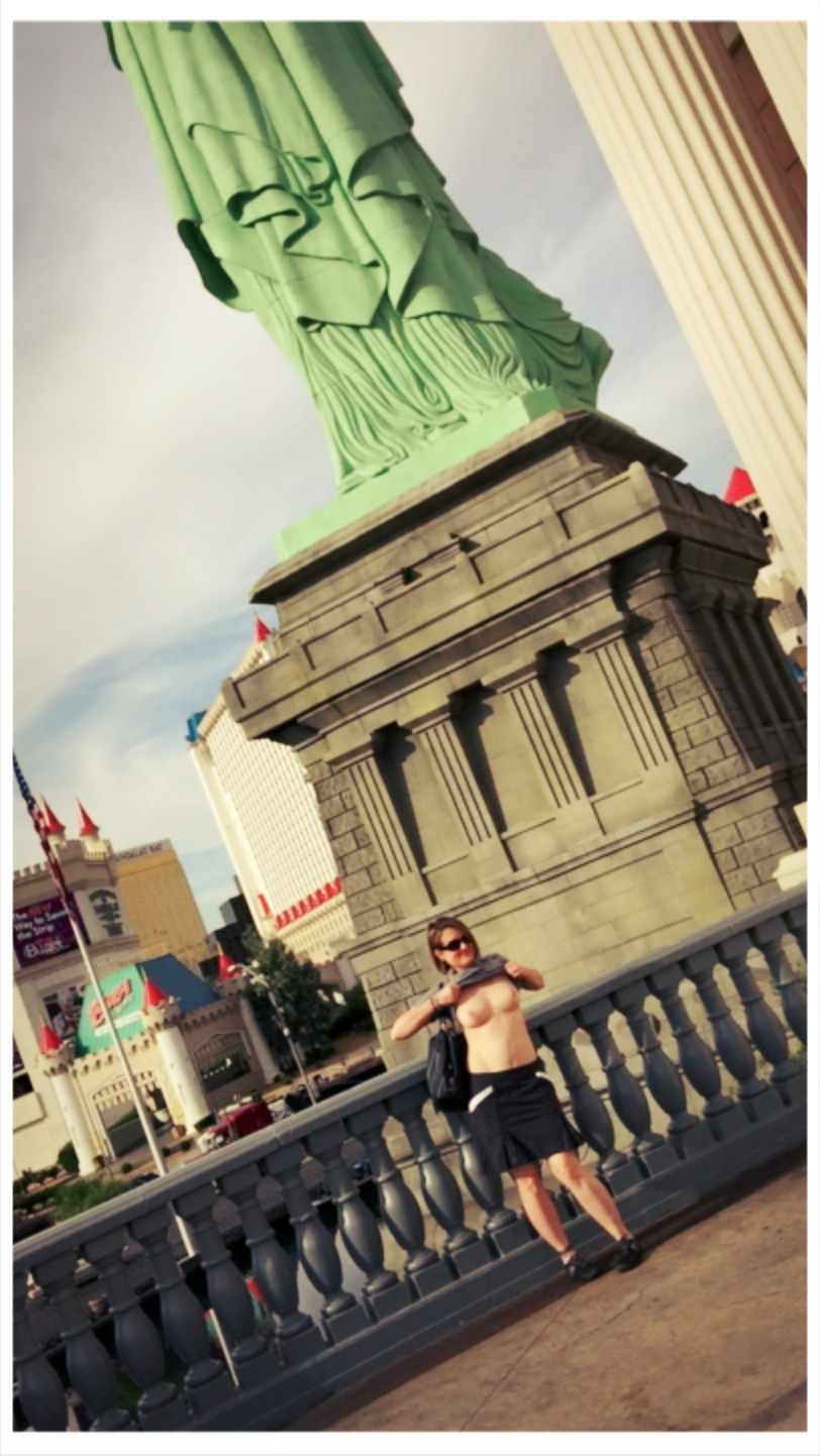 exhibitionist-wife:Exposing myself to New York, New York in Las Vegas.