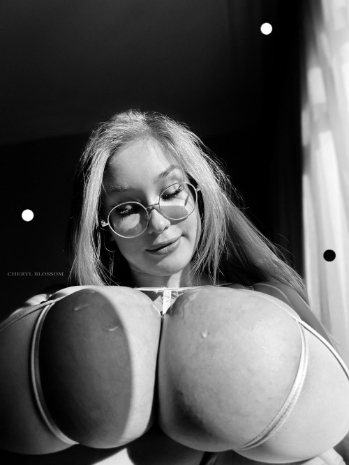 Sex titten666:Cheryl Blossom Titten Voluptuous pictures