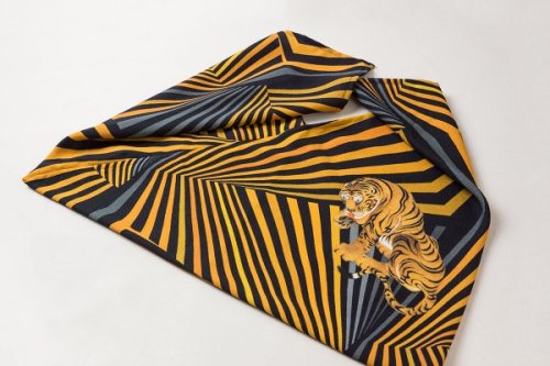 Azuma bag with a poweful geometrical tiger pattern, by @gofukuyasan