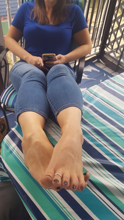 myprettywifesfeet: A very nice look at my pretty wifes beautiful figure and gorgeous bare feet.pleas