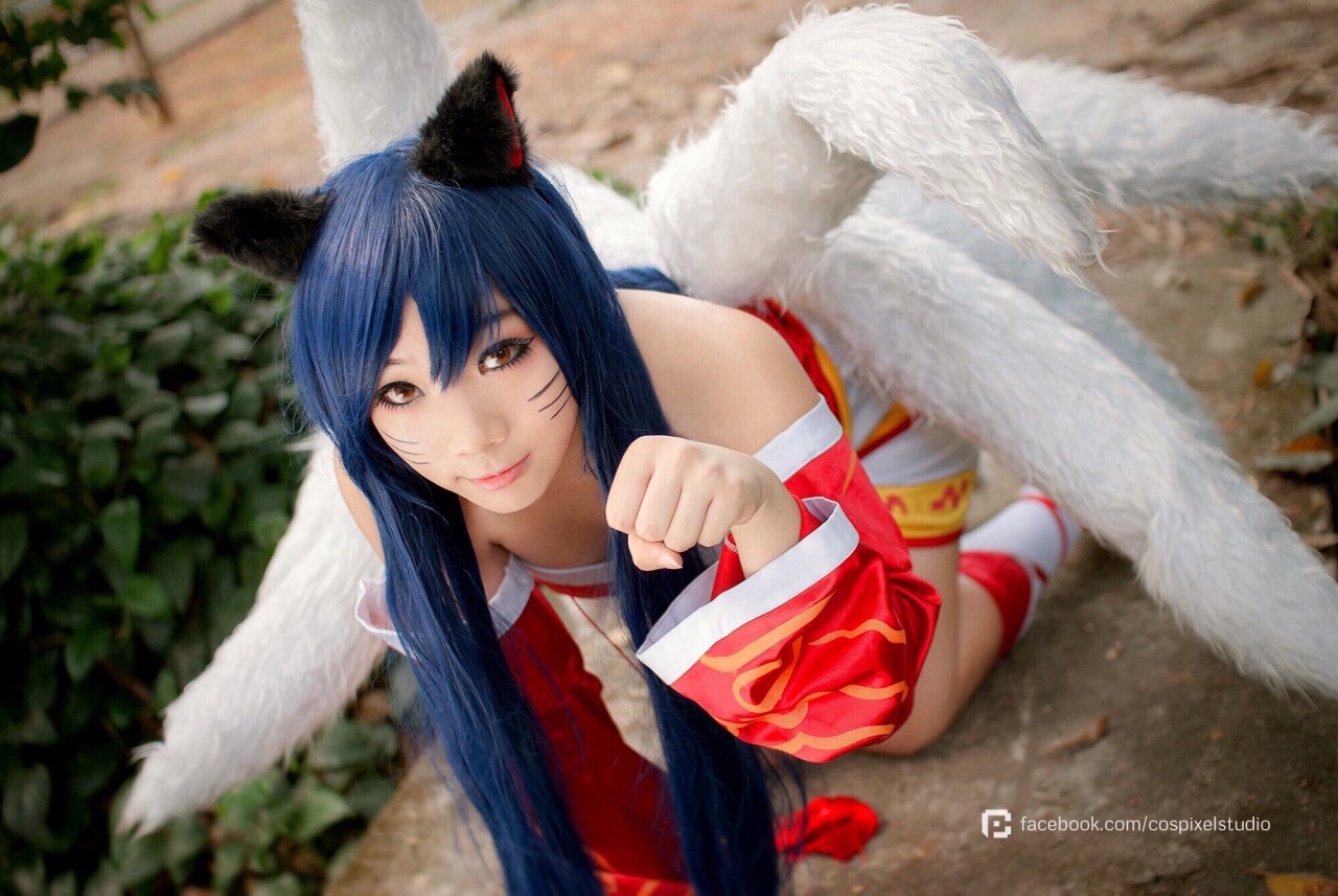 league-of-legends-sexy-girls:  Ahri Cosplay 