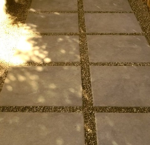 Montreal Landscape River Rock Design Ideas For A Mid-sized Contemporary Full Sun Backyard River Rock