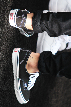 harrycmon:  Louis’ ankles (っ◔◡◔)っ