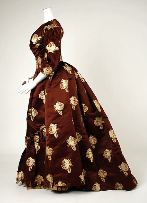 ephemeral-elegance:  Dinner Dress, 1883 Attributed to House of Worth via The Met 