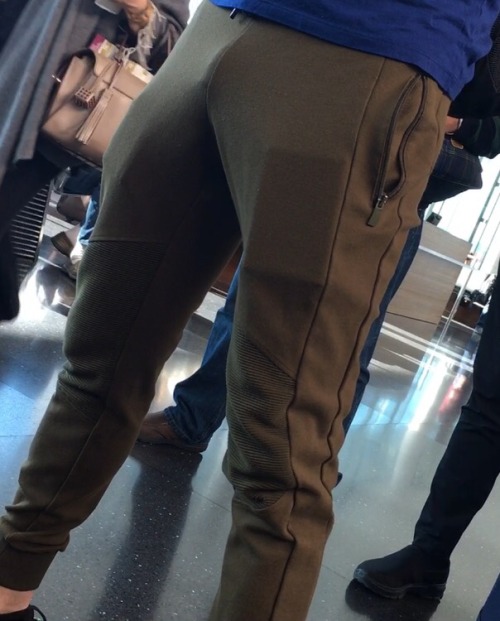 eyelovebulge: More to come on this muscle stud jock sportin’ a 100% VPL. Couldn’t hold b
