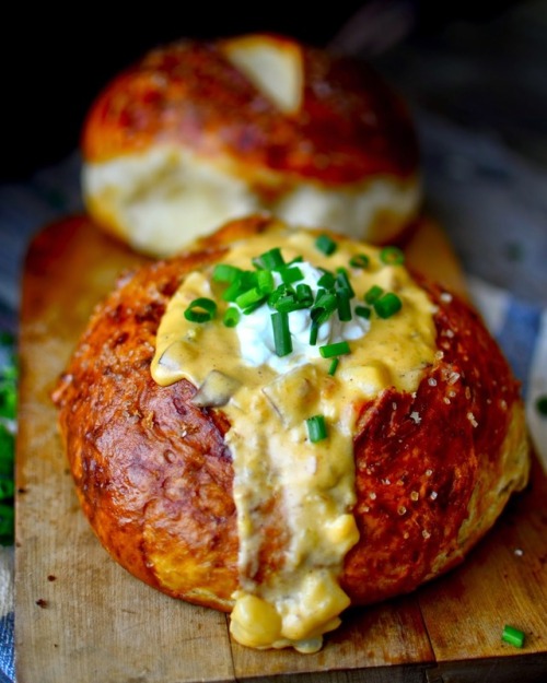 iceboxorg:roasted cheesy potato and ham soup in bread bowls