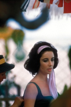 vintagechampagnefever:  Elizabeth Taylor on the set of Suddenly, Last Summer 